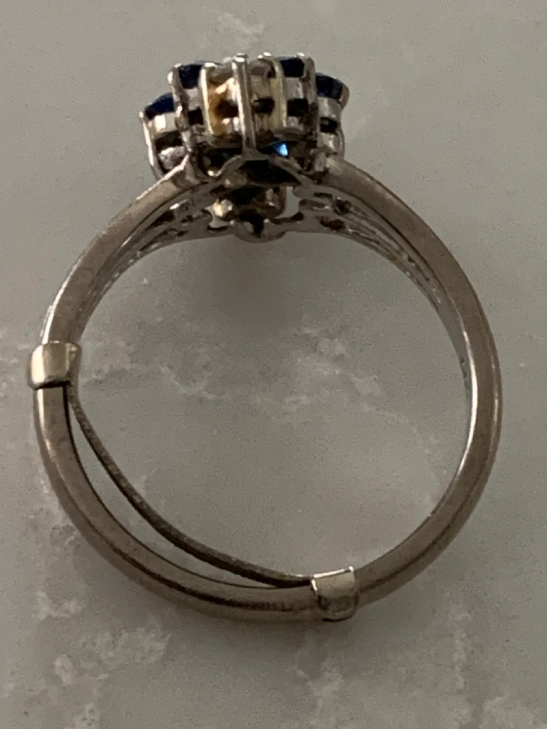 Vintage 585 Stamped White Gold Ring. image indicator(4)