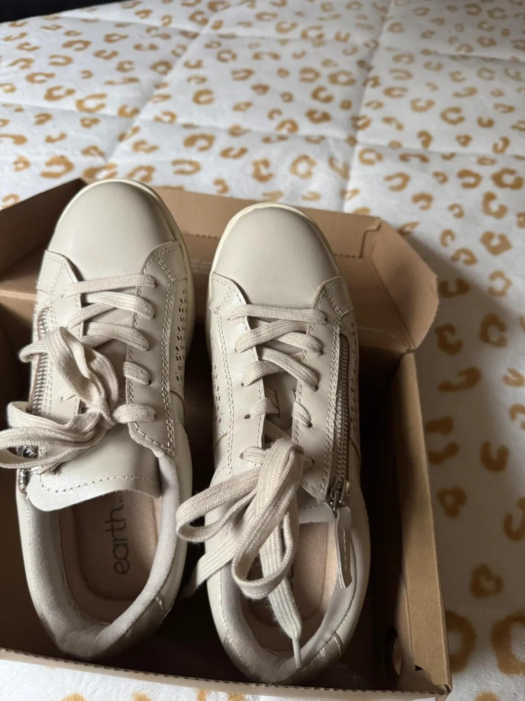 Earth Origins Beige Leather Sneakers - Size 8.5 image indicator(2)