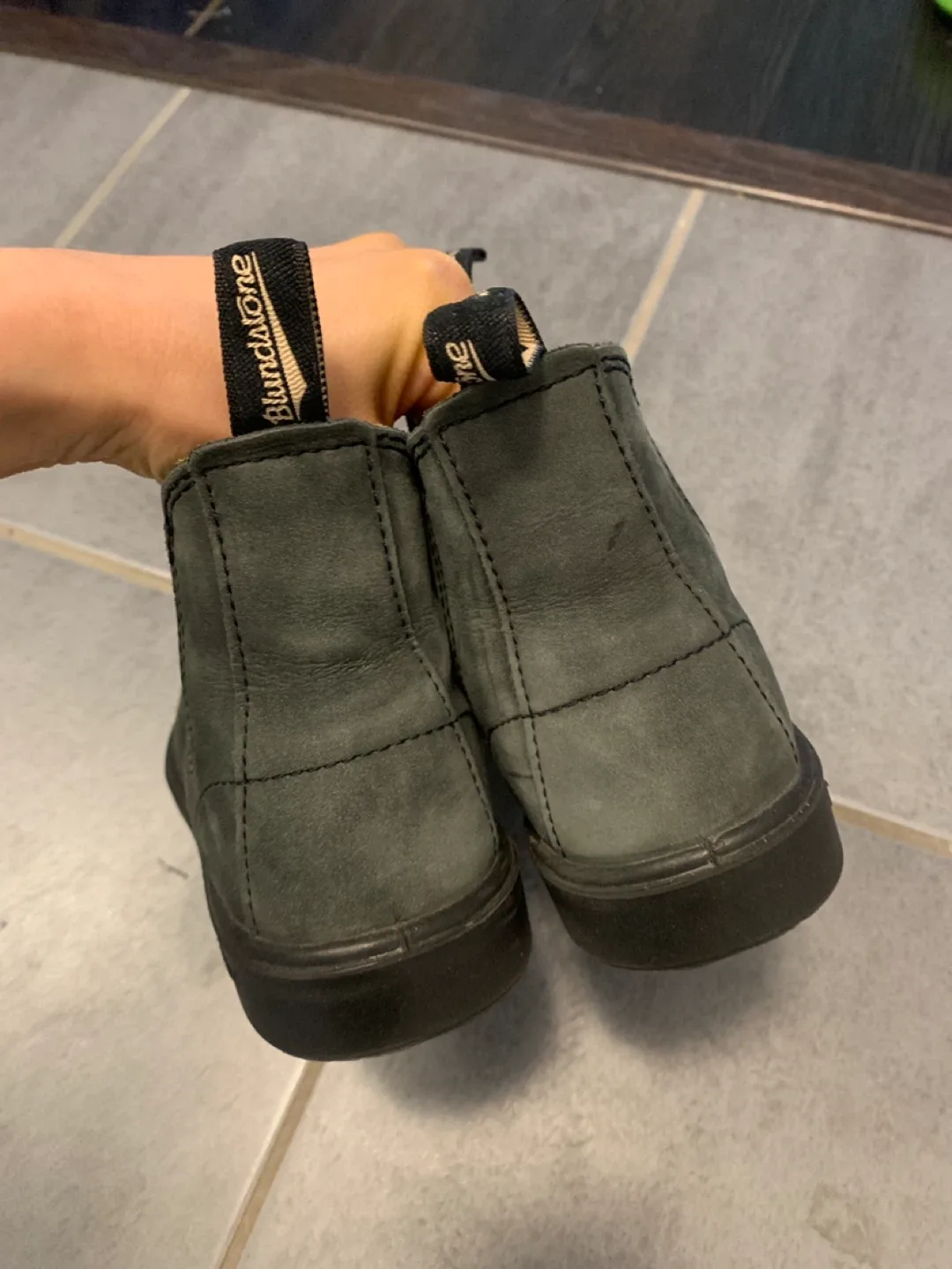 Blundstone Boots Size 3 image indicator(2)