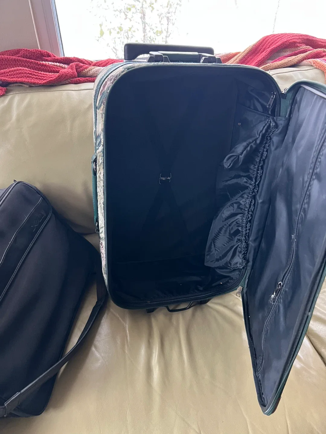 Good quality Carry on suitcase with laptop bag image indicator(3)