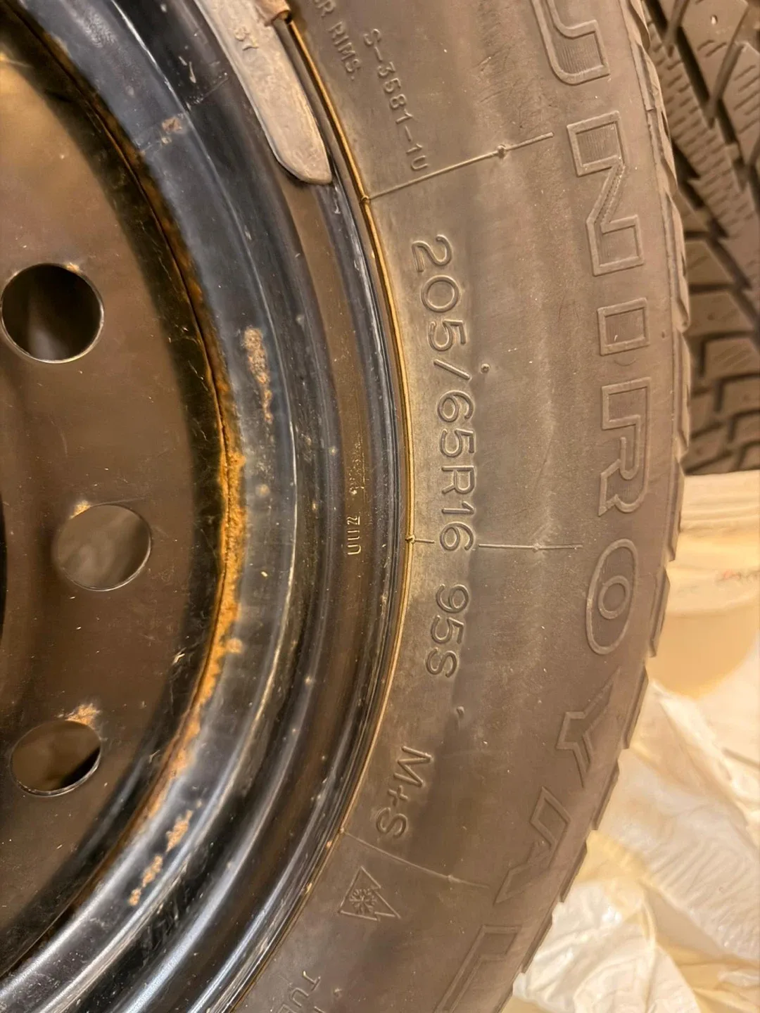 Set of 4 Winter Tires 205/65R16 image indicator(2)