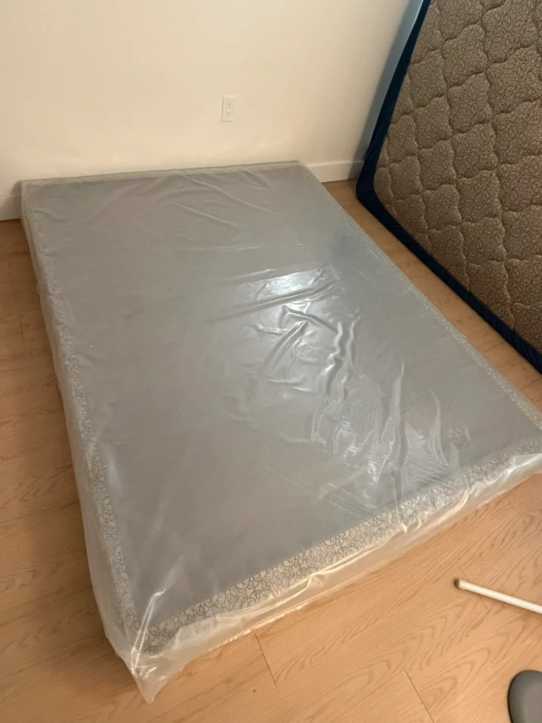 Queen size box spring- Like New! image indicator(3)