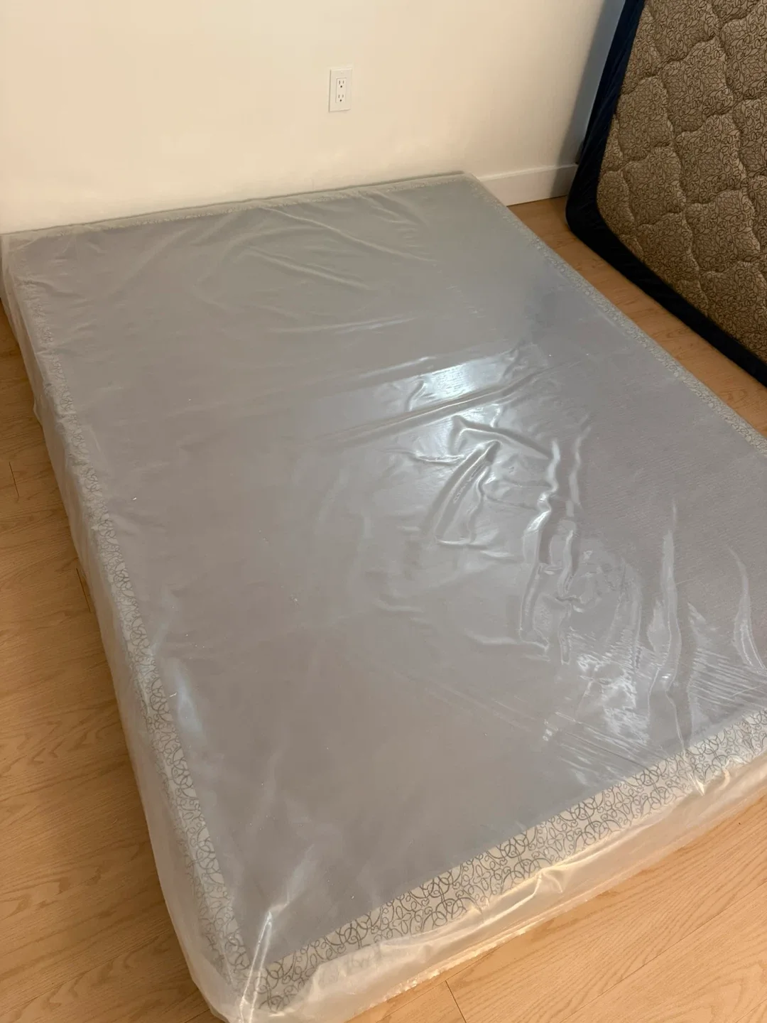 Queen size box spring- Like New! image indicator(4)