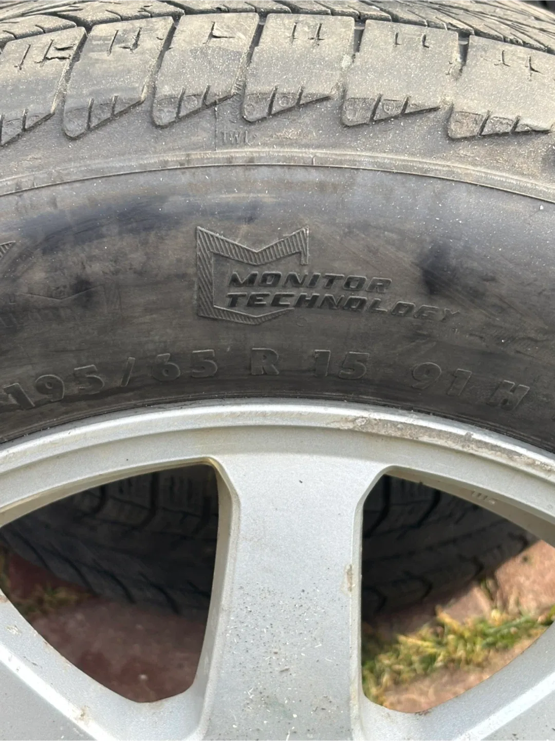 Set of 5: 195/65R15 Tires on Rims image indicator(5)