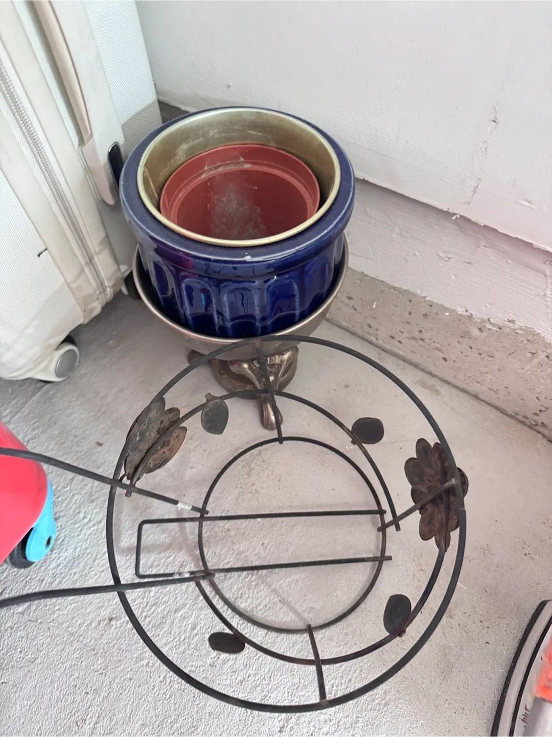 Assorted Used Flower Pots image indicator(4)