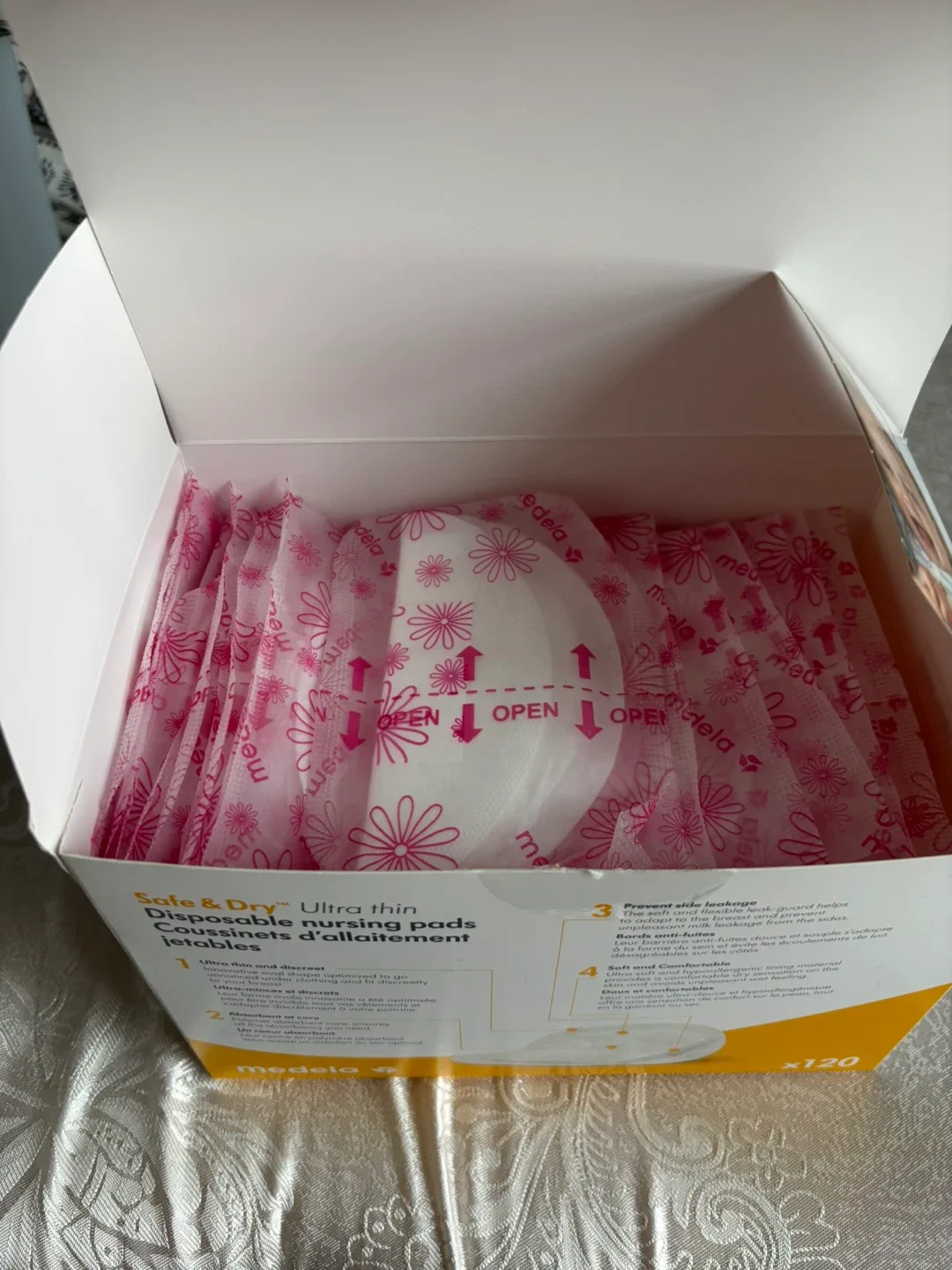 Medela Safe & Dry Nursing Pads + Purelan Lanolin Cream image indicator(2)