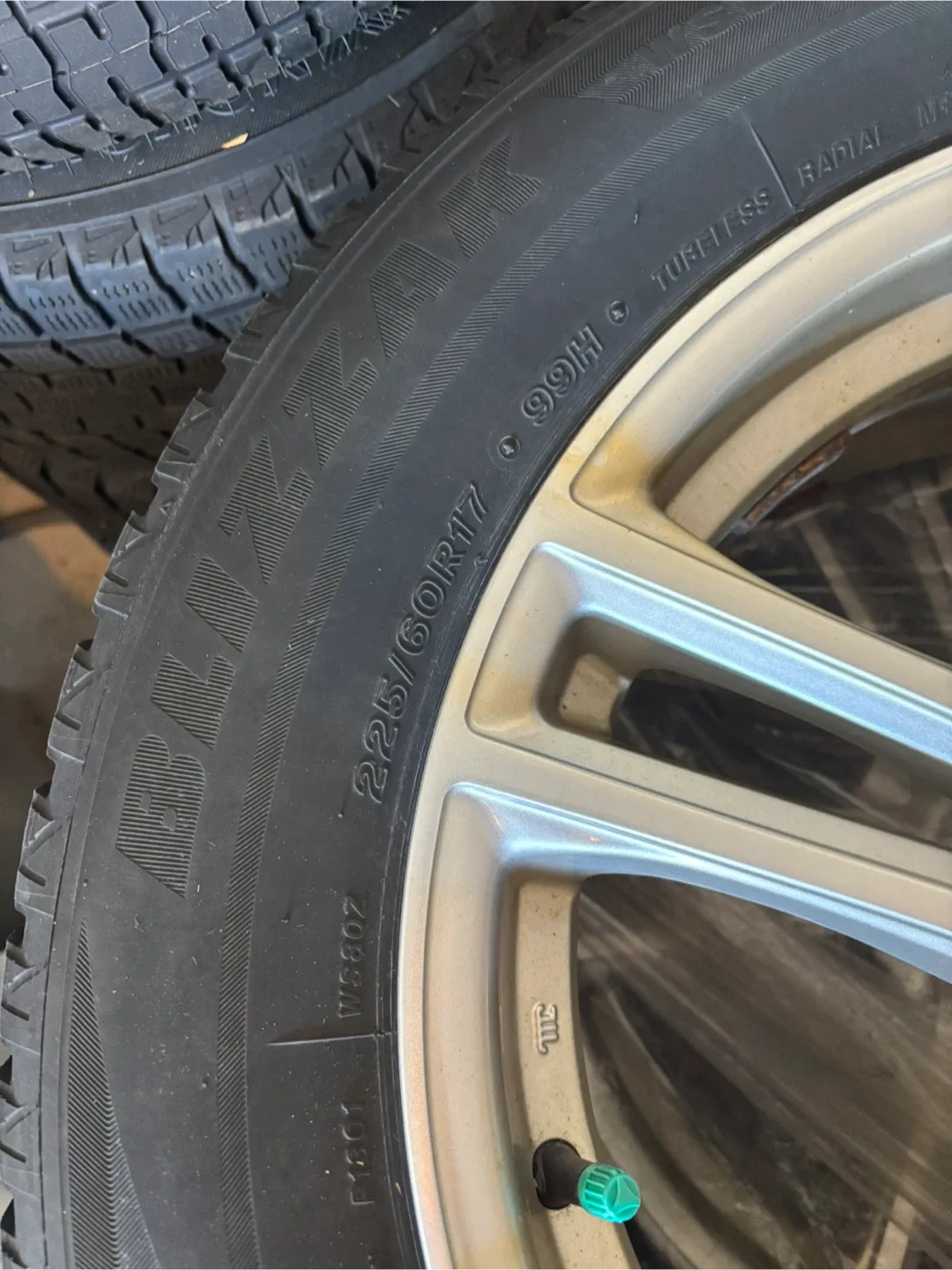 Set of Silver Alloy Wheels 225/60R17 image indicator(2)