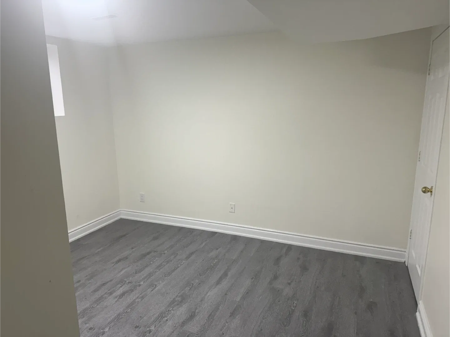 One bedroom basement for rent image indicator(10)