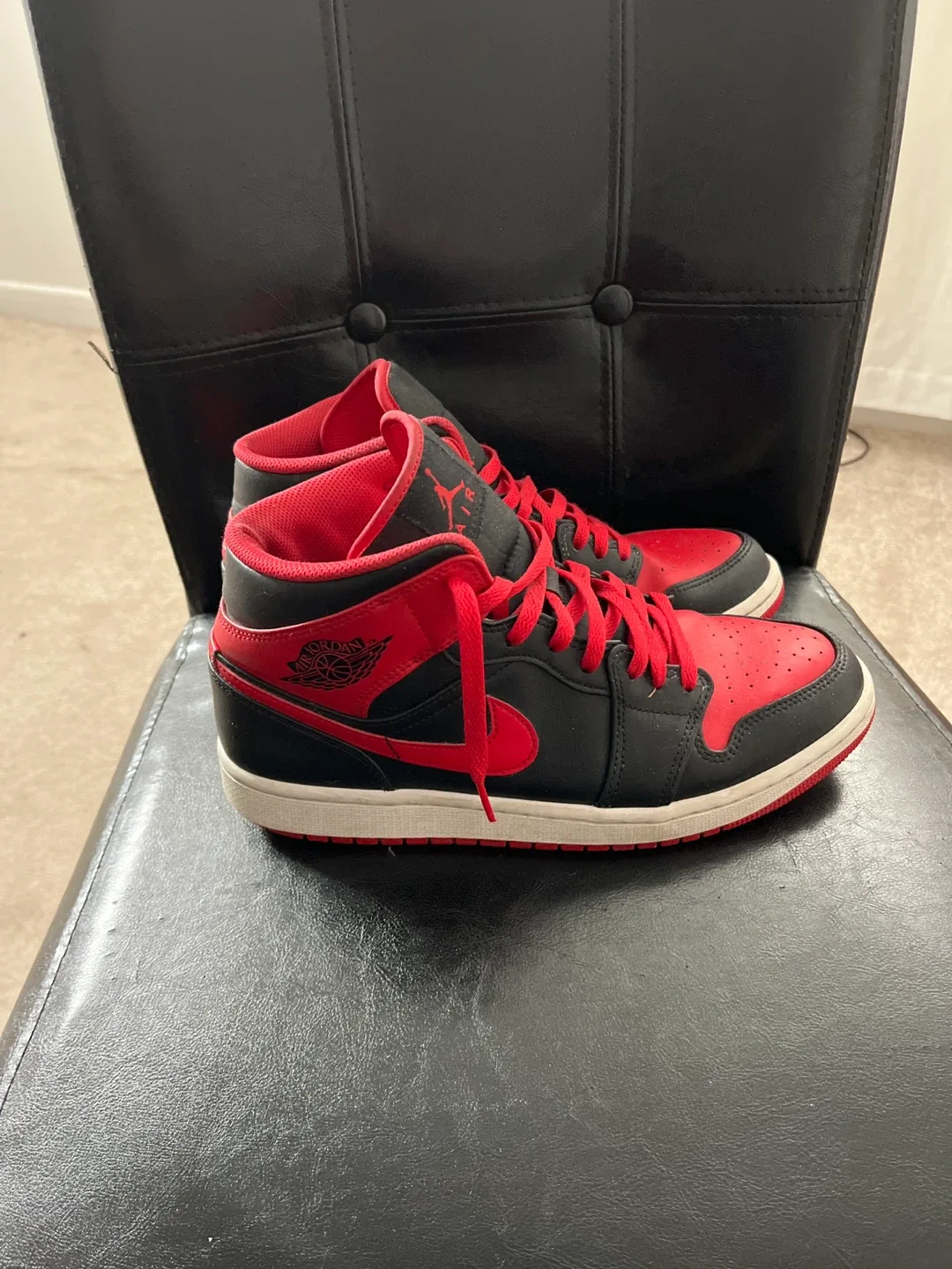 Air Jordan 1 Mid Black/Red, US 9.5 image indicator(4)