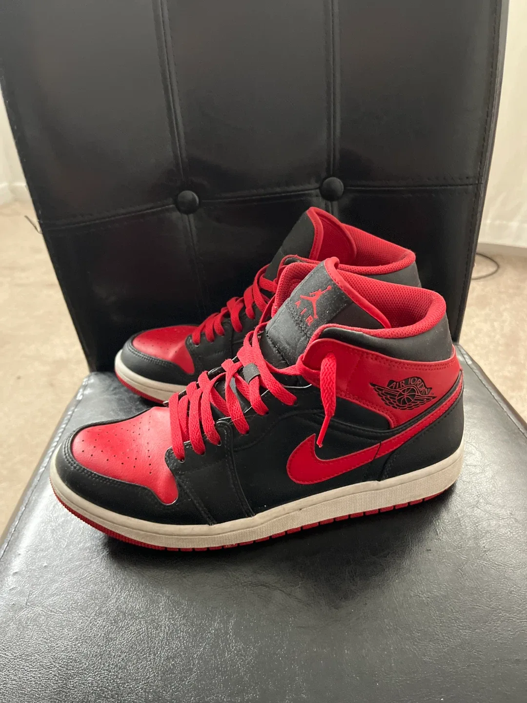 Air Jordan 1 Mid Black/Red, US 9.5 image indicator(2)