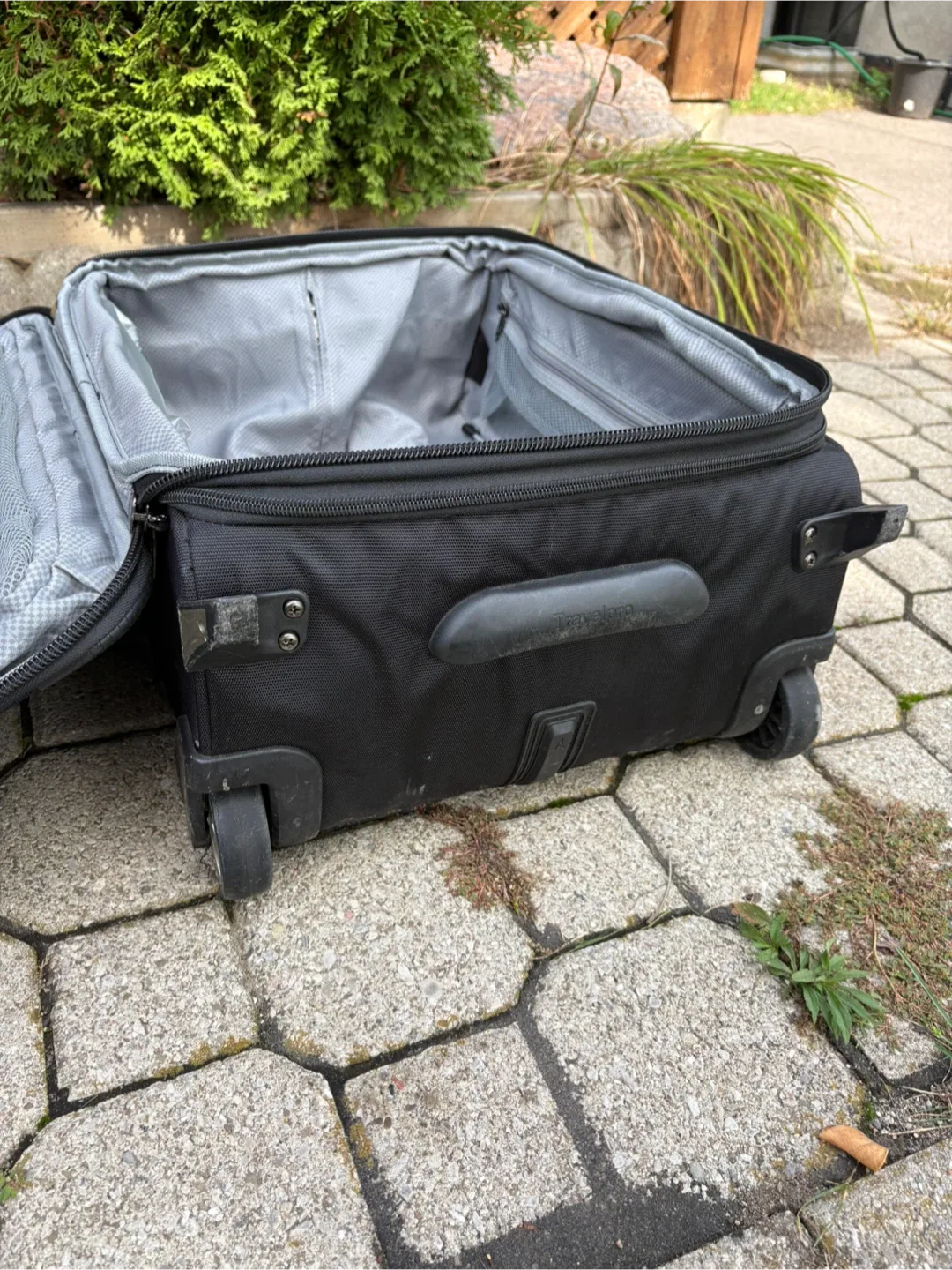 Travelpro Maxlite 5 carry-on suitcase image indicator(9)