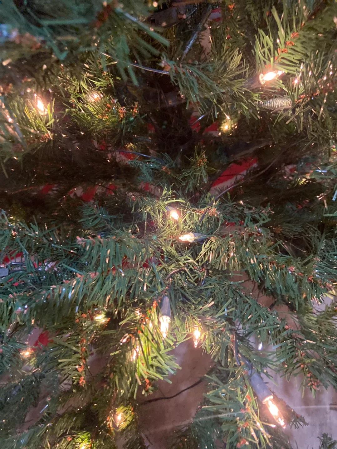 Pre-Lit Artificial Christmas Tree image indicator(4)