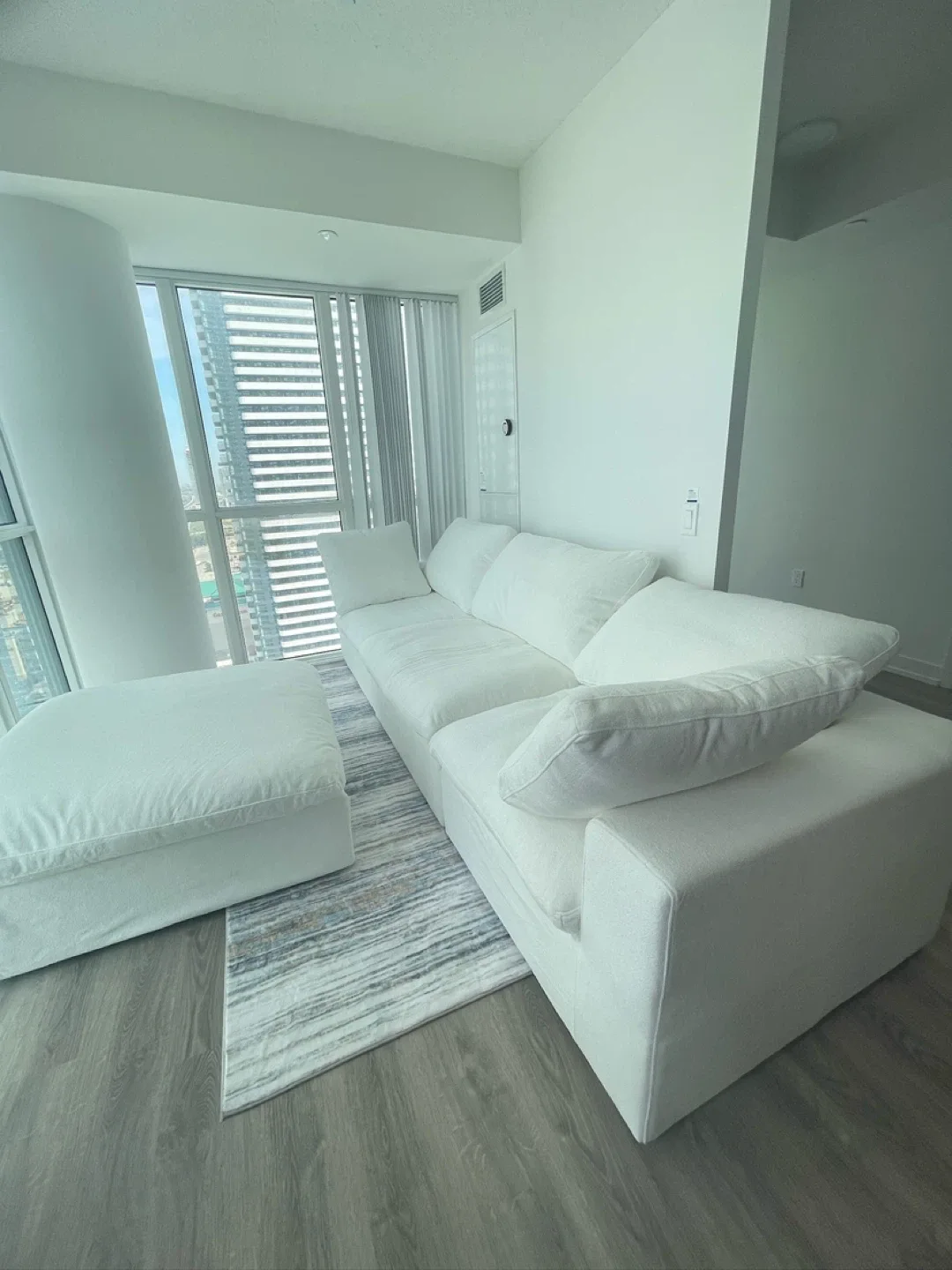 White Modular Sectional Sofa image indicator(4)