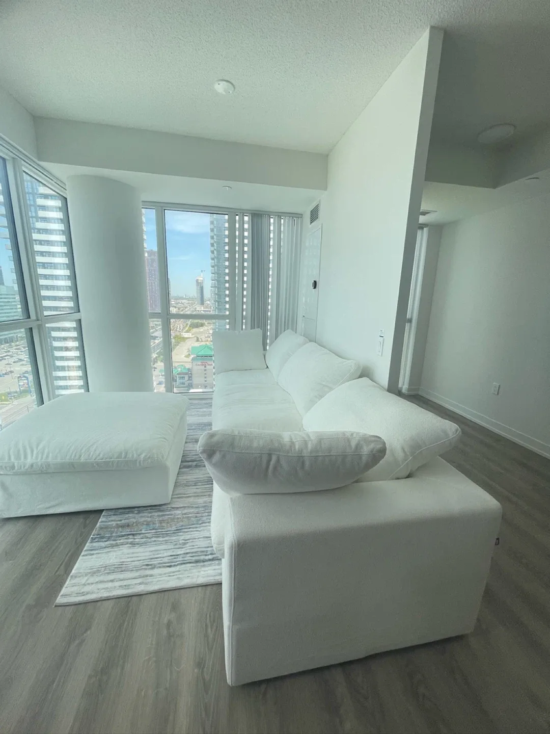 White Modular Sectional Sofa image indicator(5)