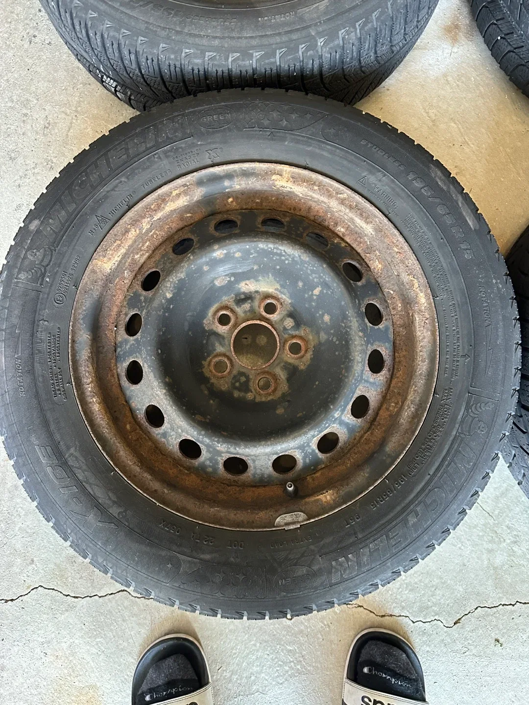 Michelin 195/65 R15 winter tires full set image indicator(3)