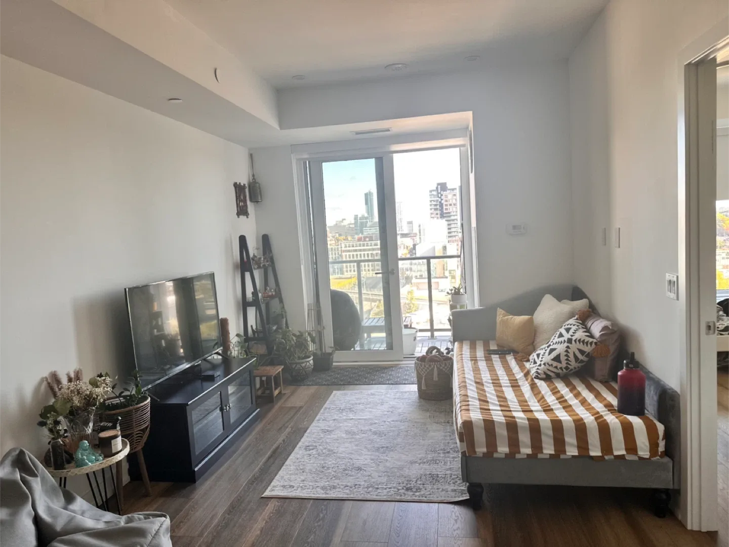 Grey Velvet Chaise Lounge image indicator(3)