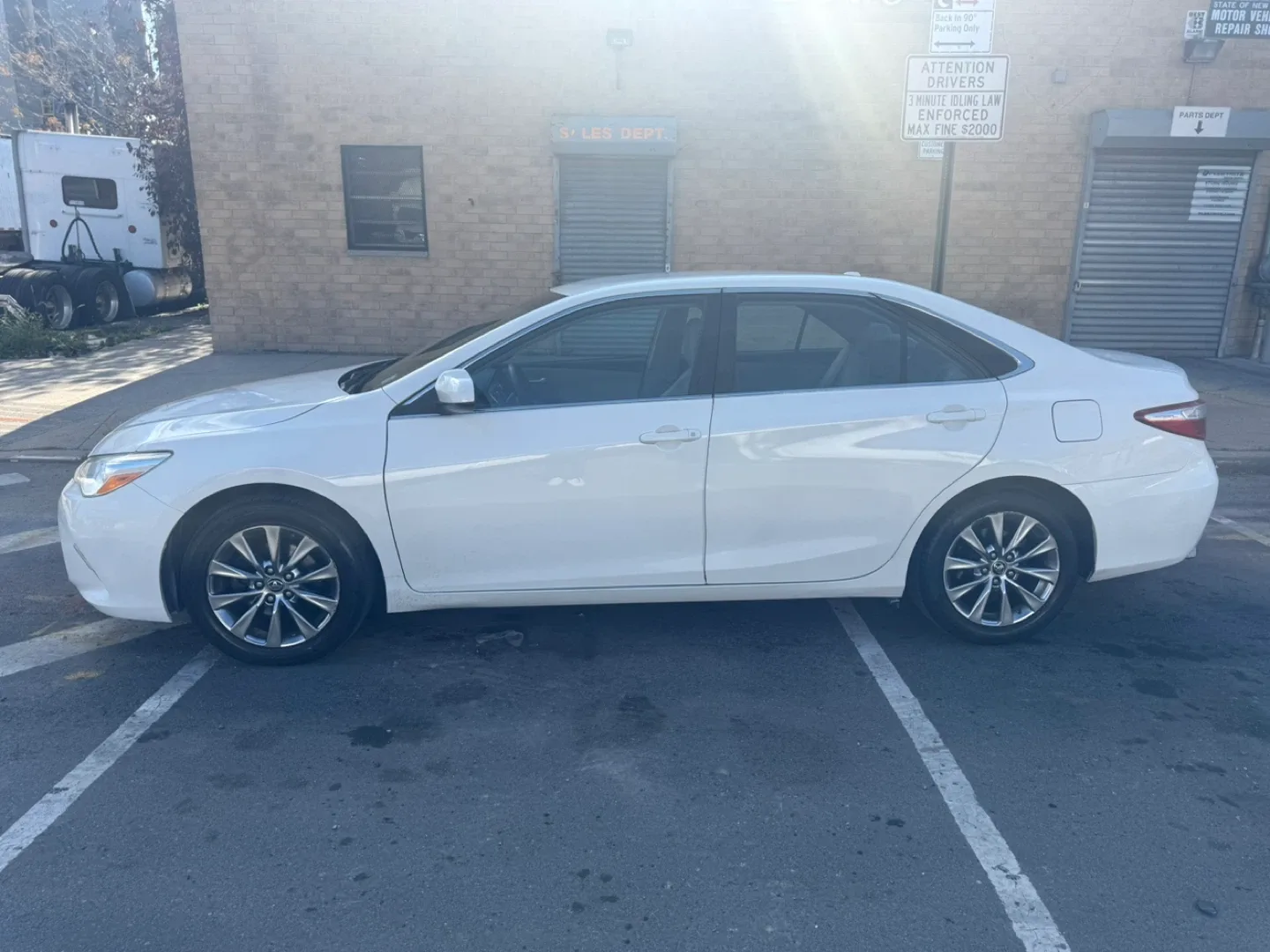 Toyota Camry XLE White Sedan image indicator(3)