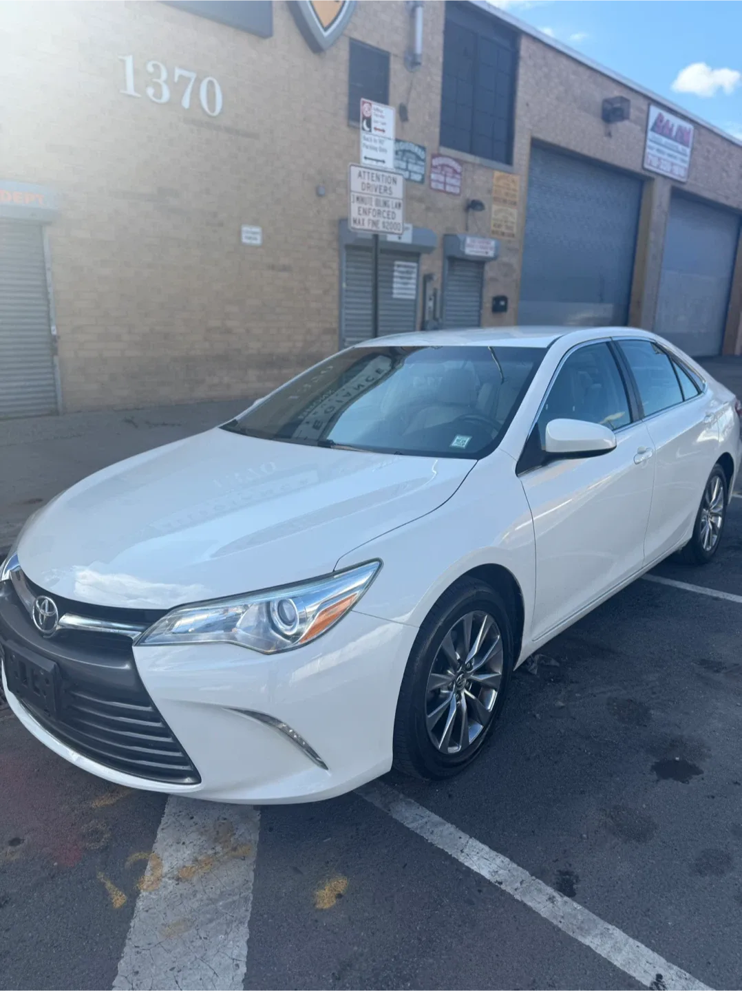 Toyota Camry XLE White Sedan image indicator(2)