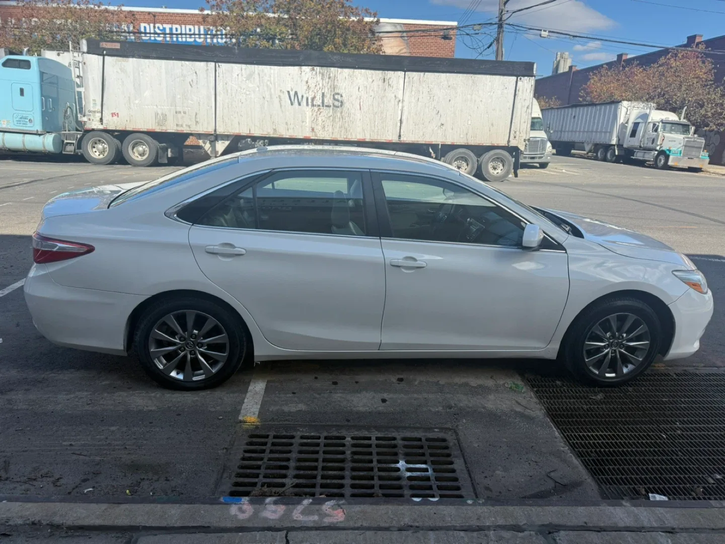 Toyota Camry XLE White Sedan image indicator(7)