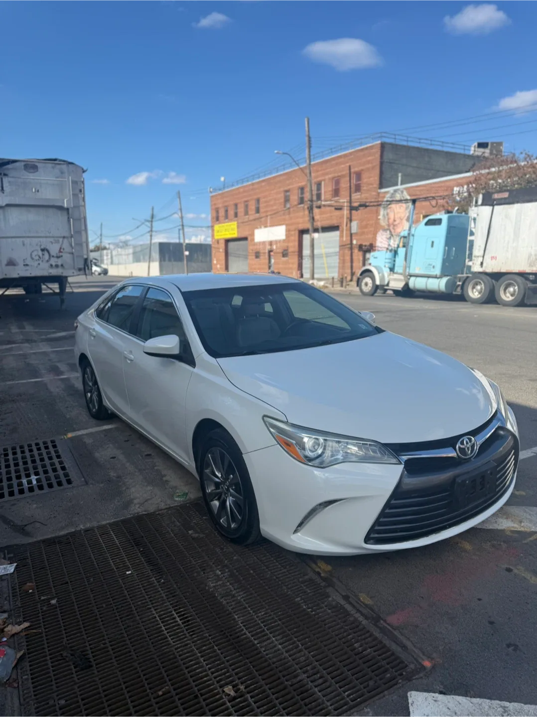 Toyota Camry XLE White Sedan image indicator(8)