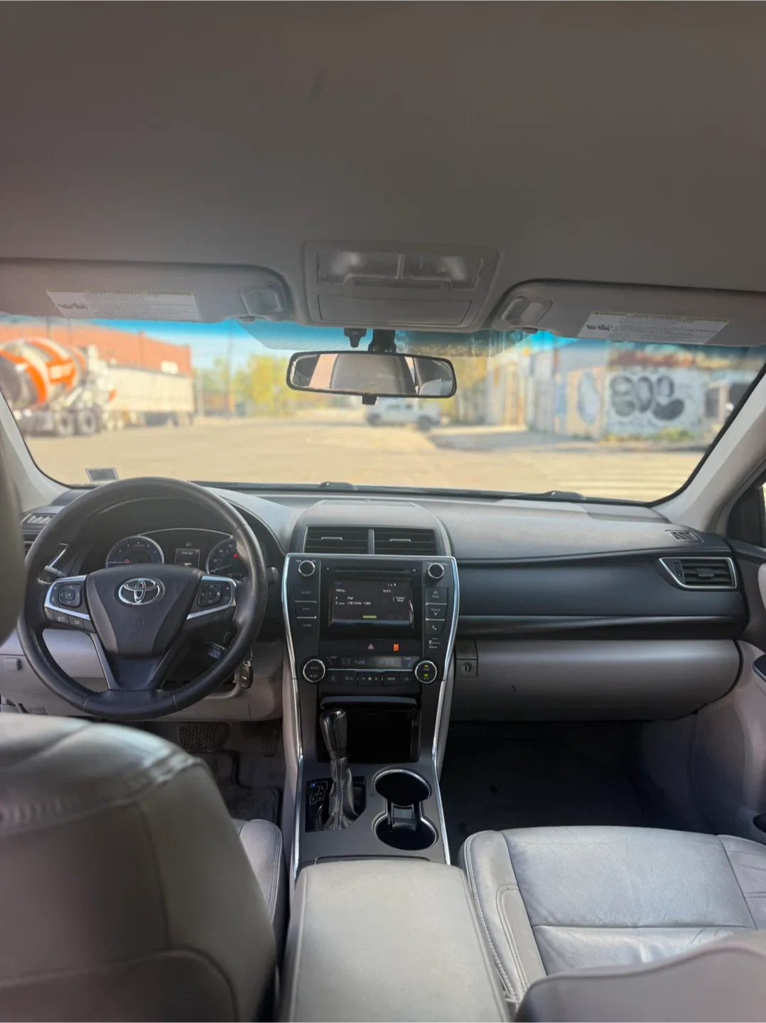 Toyota Camry XLE White Sedan image indicator(9)