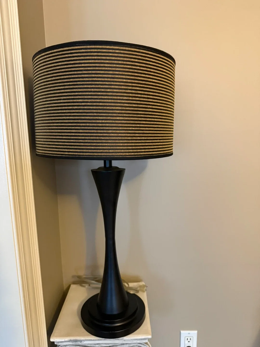 Stylish Set of 2 Black & Gold Accent Lamps thumbnail