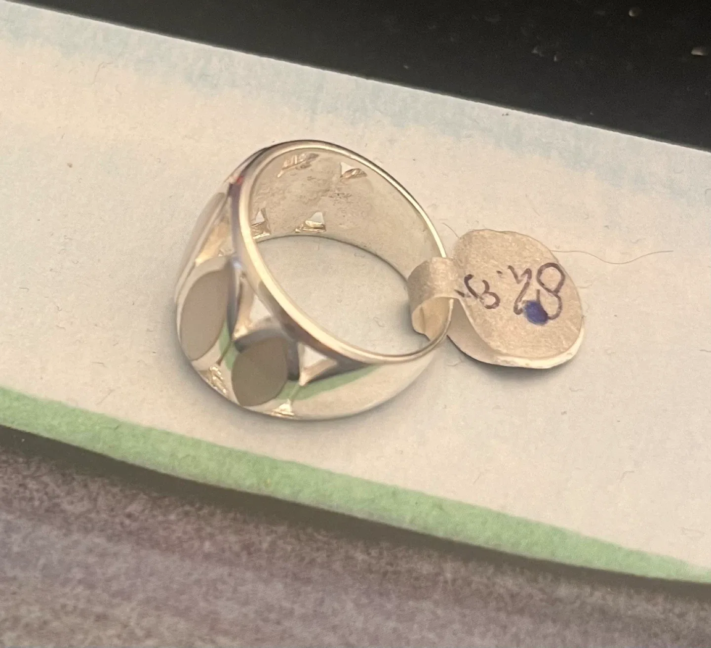 Silver ring with oval pattern (stamped 925) image indicator(3)