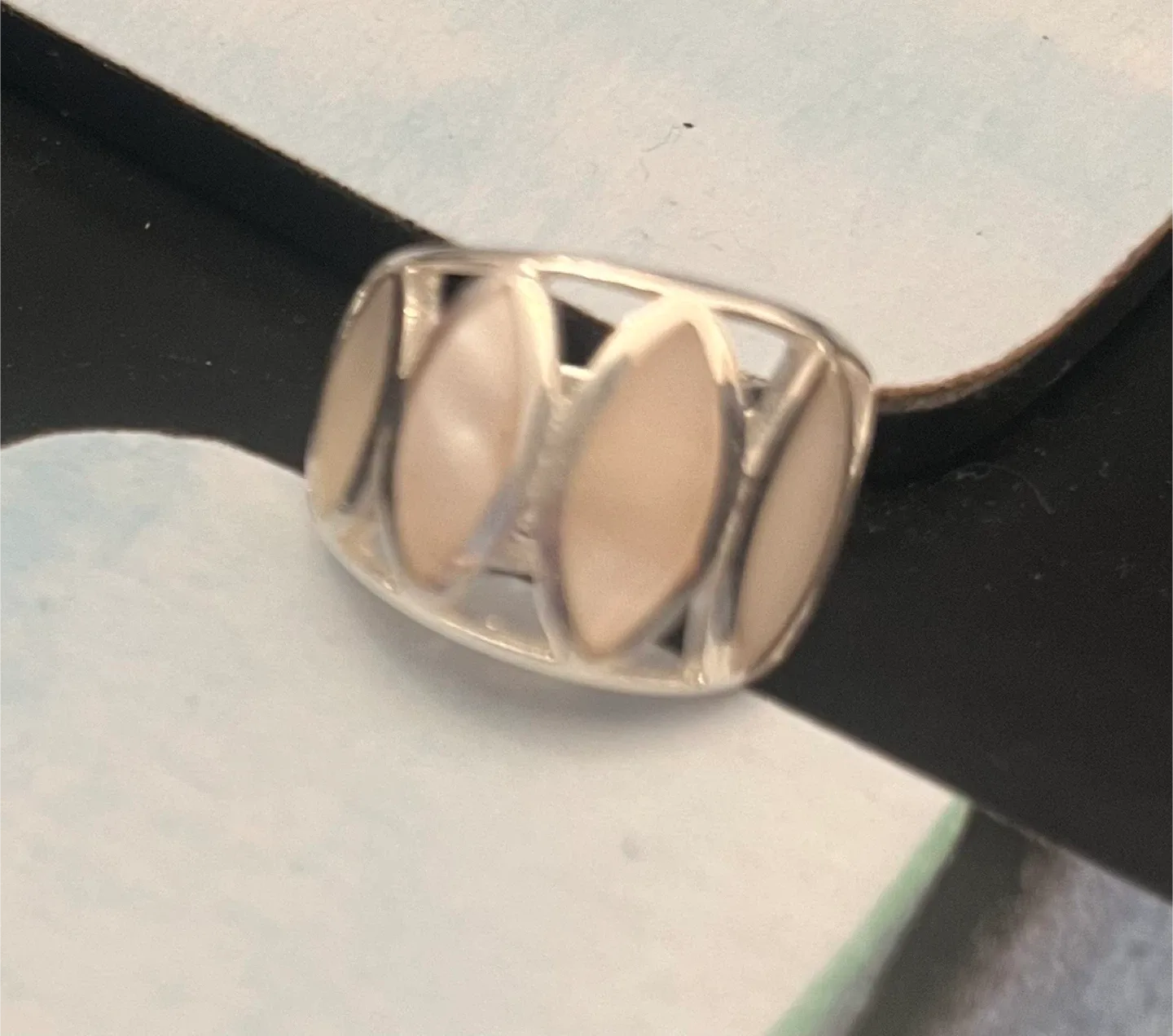 Silver ring with oval pattern (stamped 925) image indicator(2)