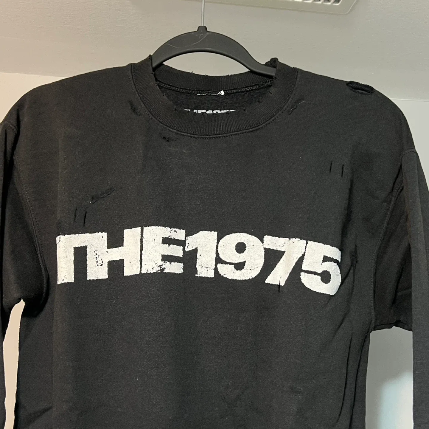 The 1975 Distressed Crewneck Sweatshirt - S image indicator(2)