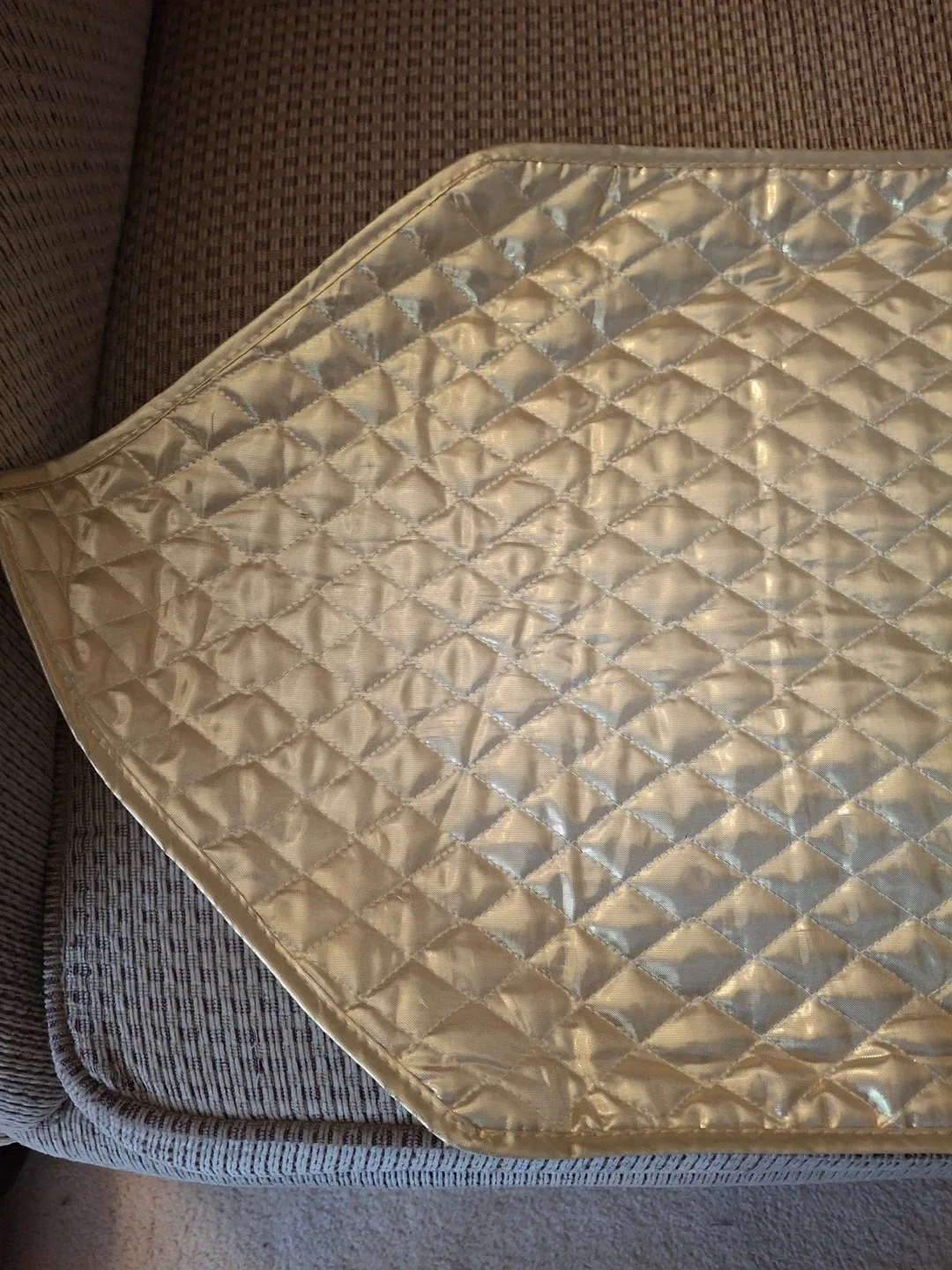 Gold table runner with 2 placemats image indicator(4)