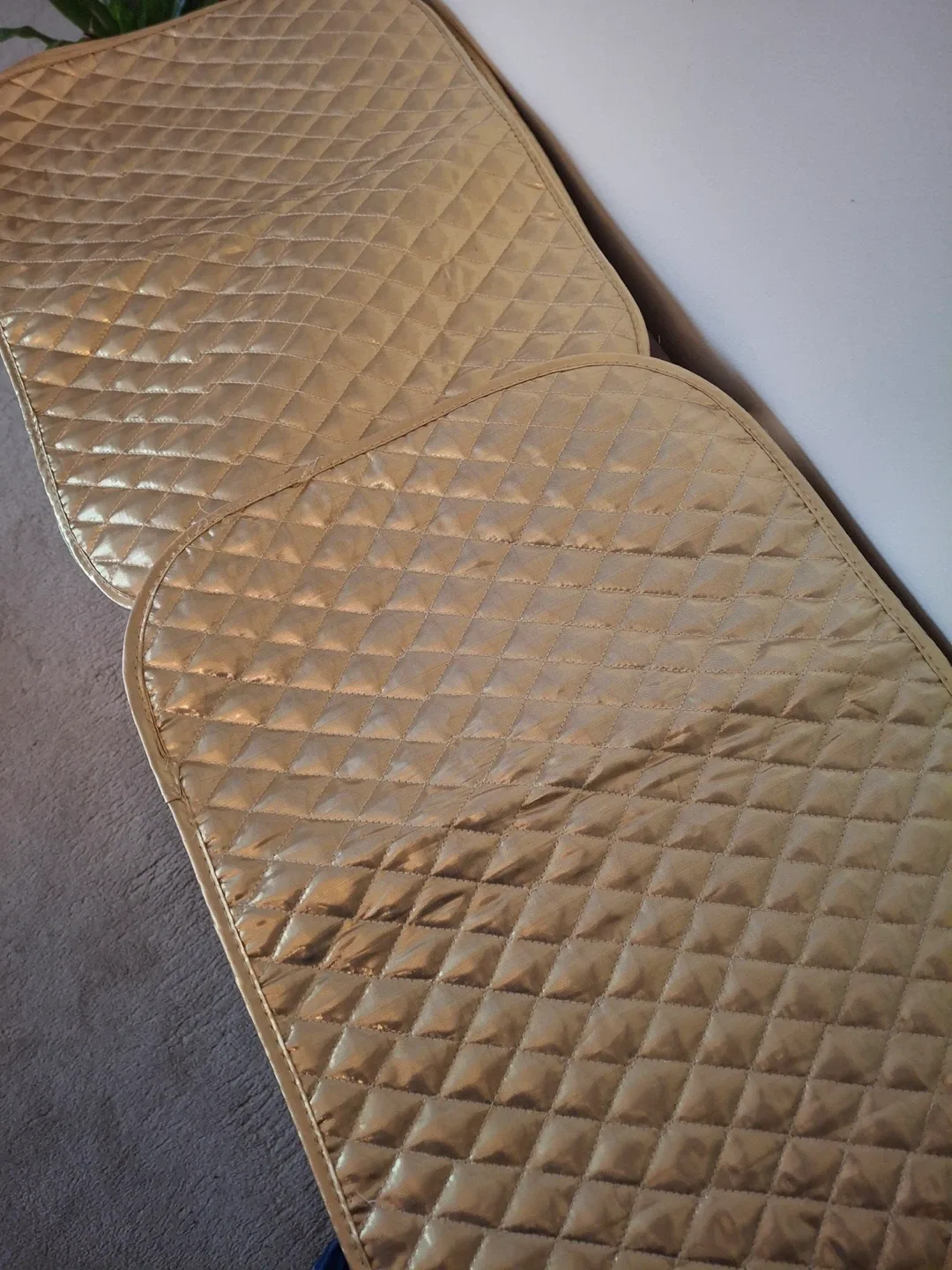 Gold table runner with 2 placemats image indicator(3)