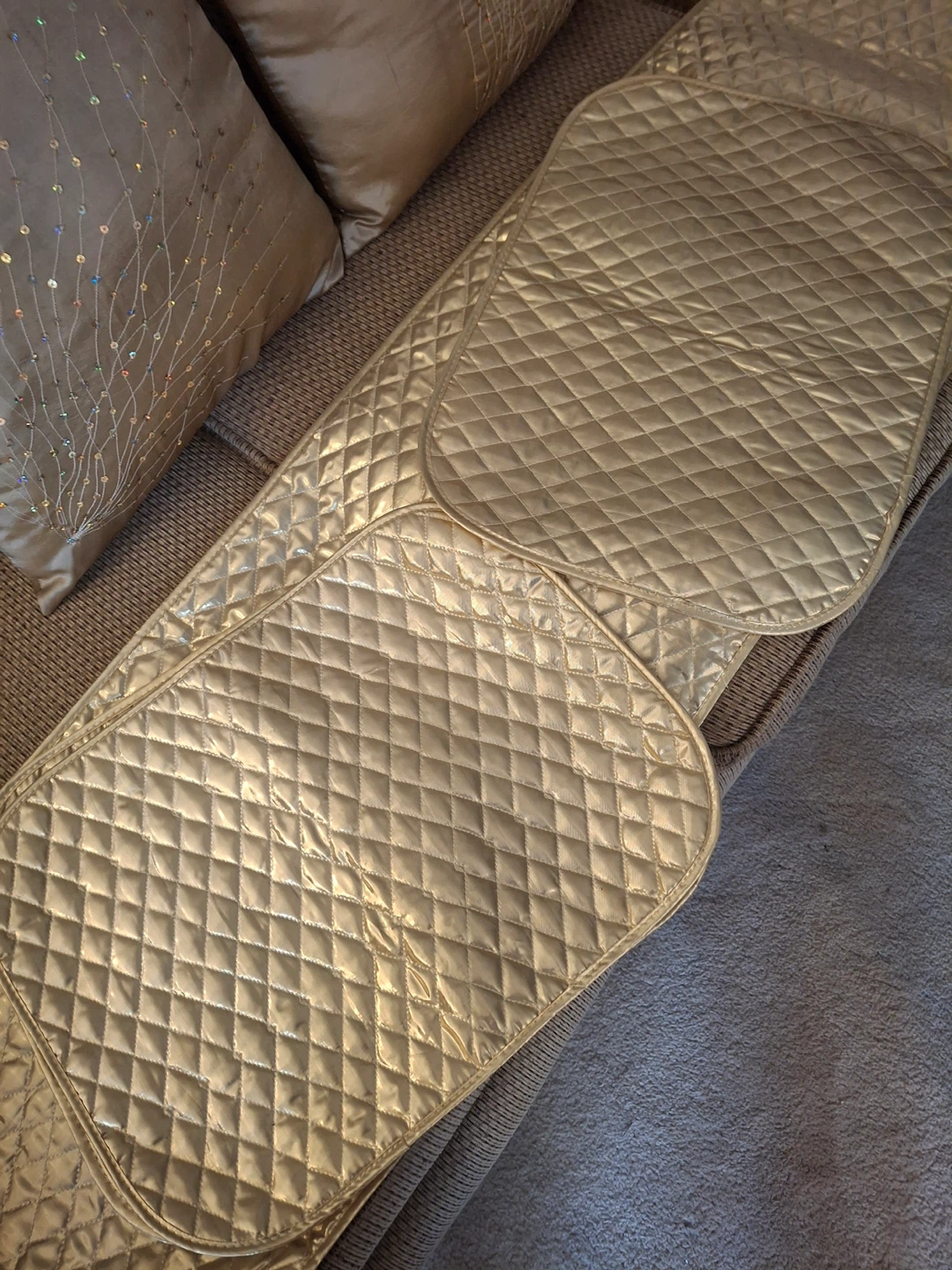 Gold table runner with 2 placemats