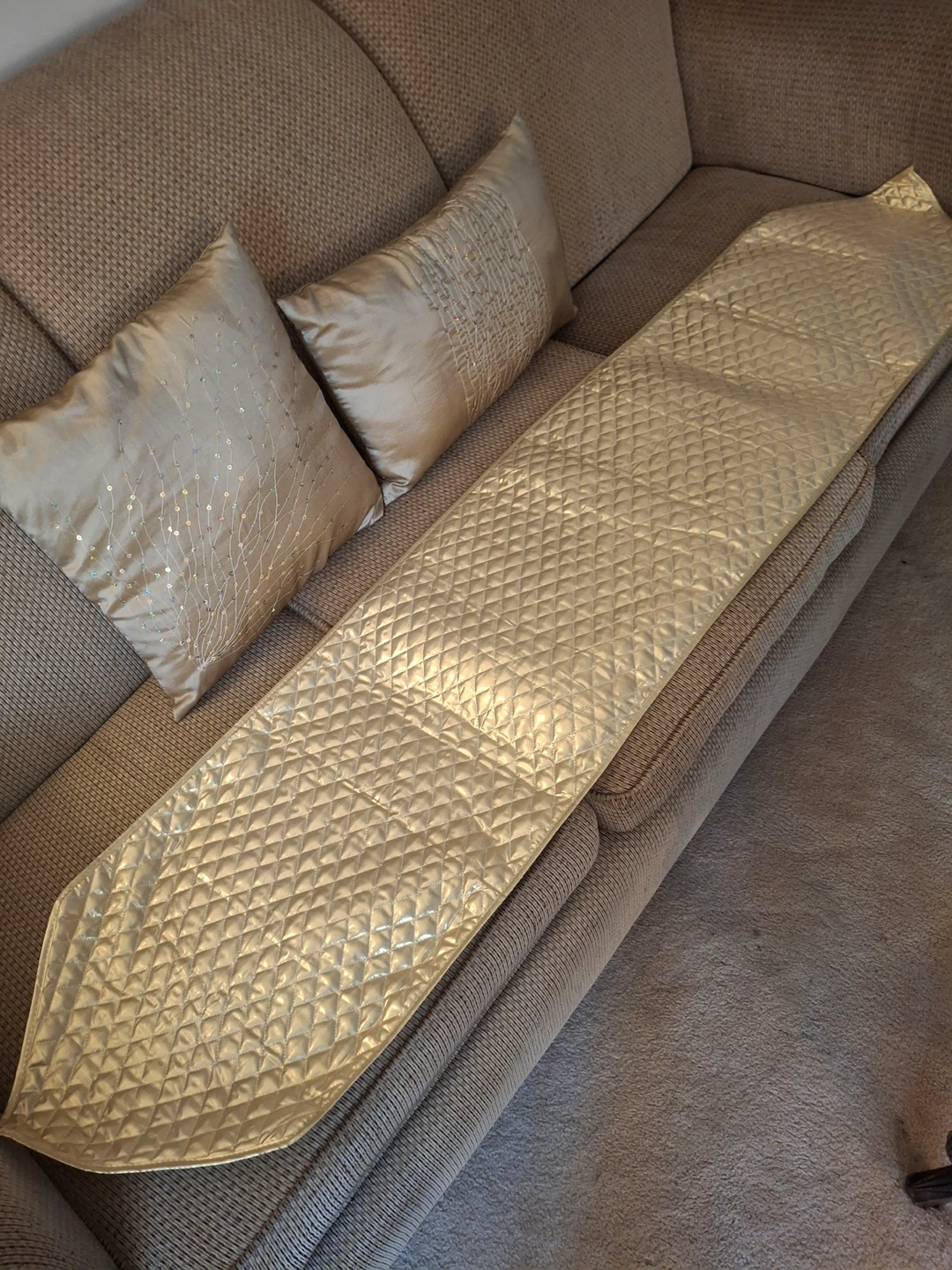 Gold table runner with 2 placemats - photo 2