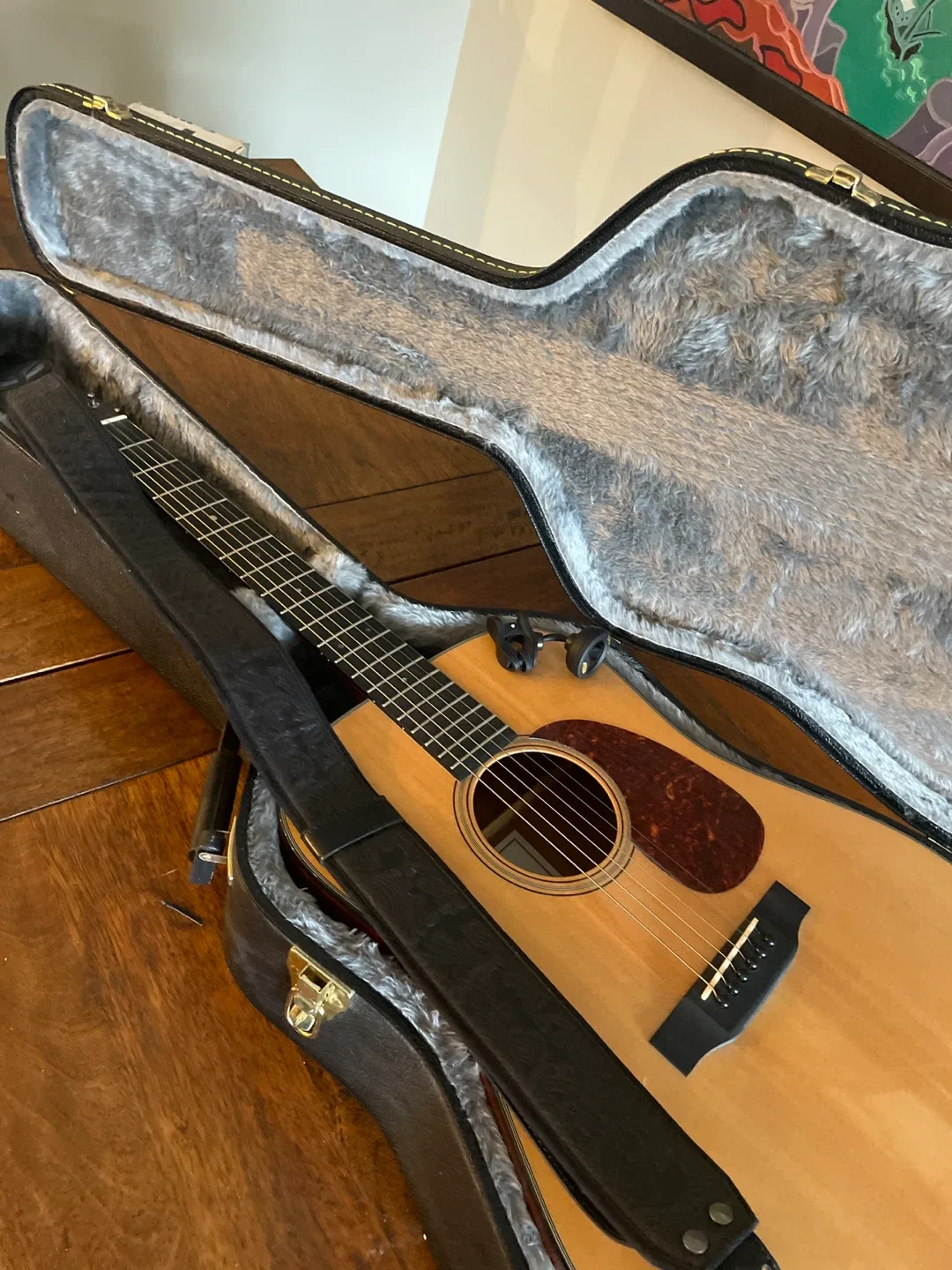 Acoustic Guitar with Case image indicator(3)