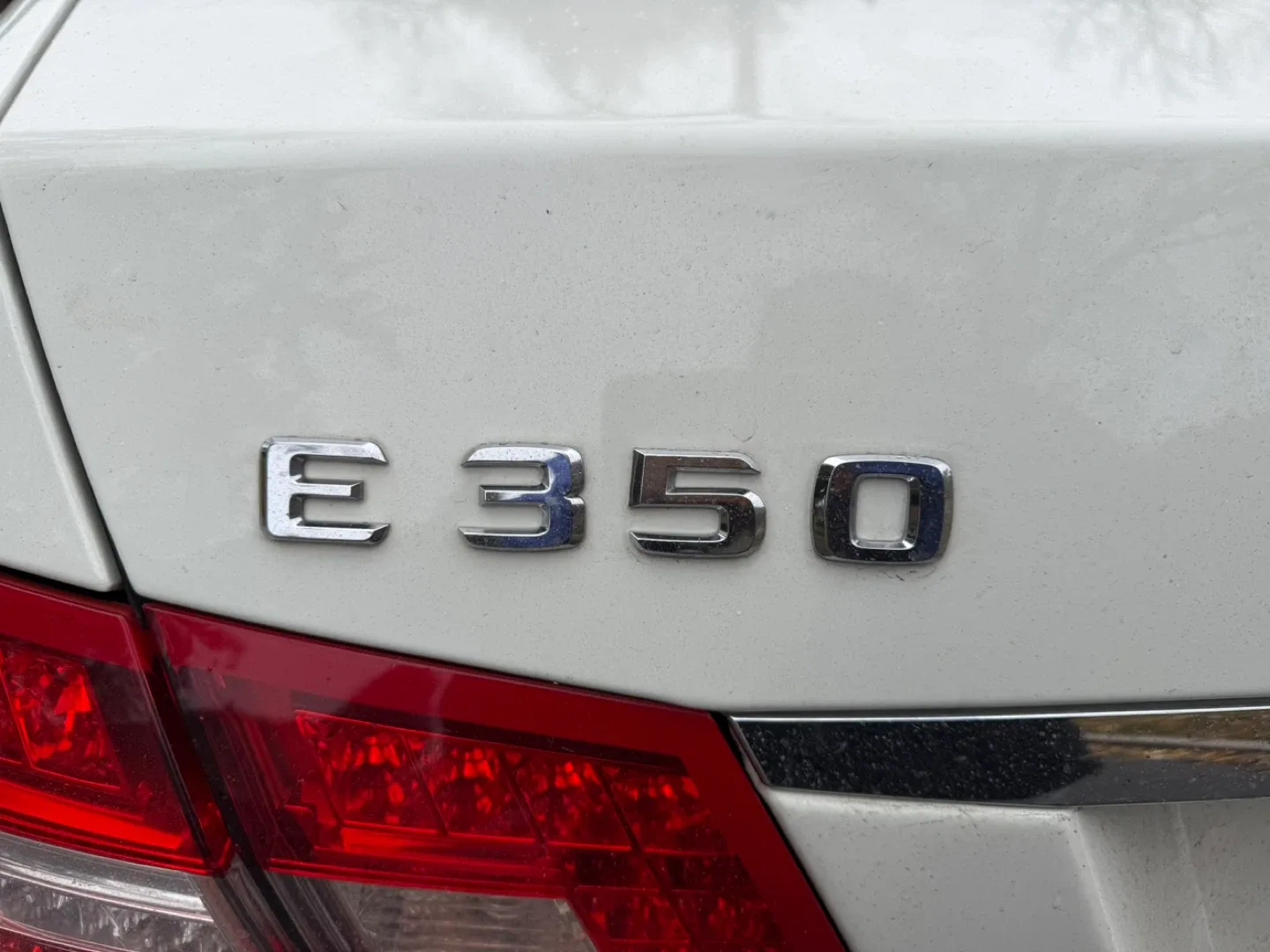 Mercedes-Benz E350 4MATIC Sedan - White 2011 image indicator(2)