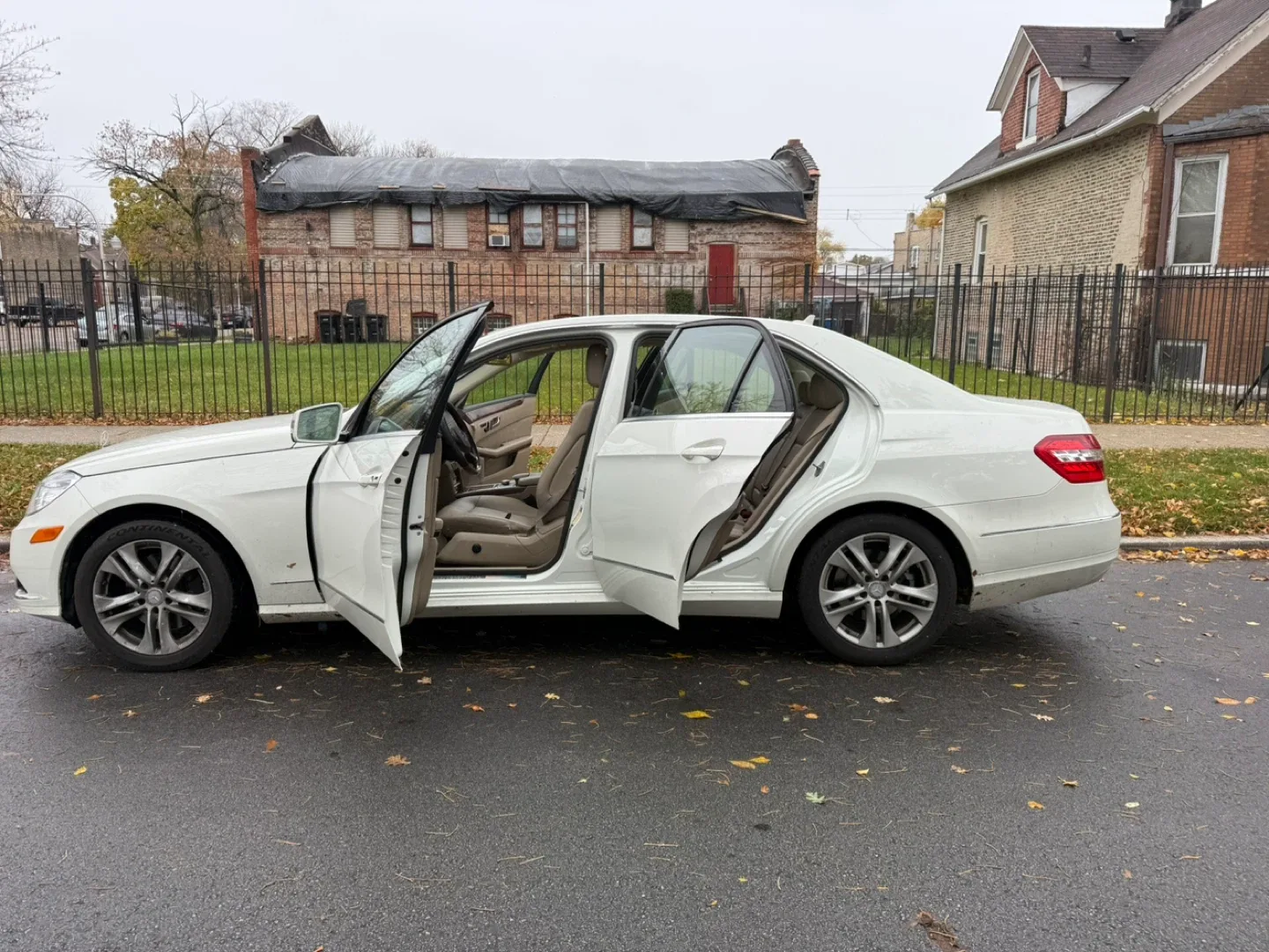 Mercedes-Benz E350 4MATIC Sedan - White 2011 image indicator(4)