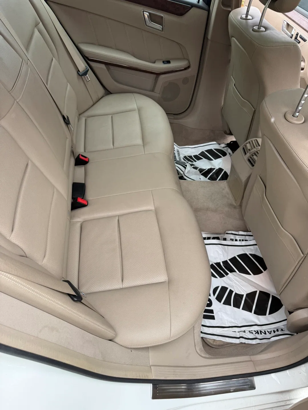 Mercedes-Benz E350 4MATIC Sedan - White 2011 image indicator(7)