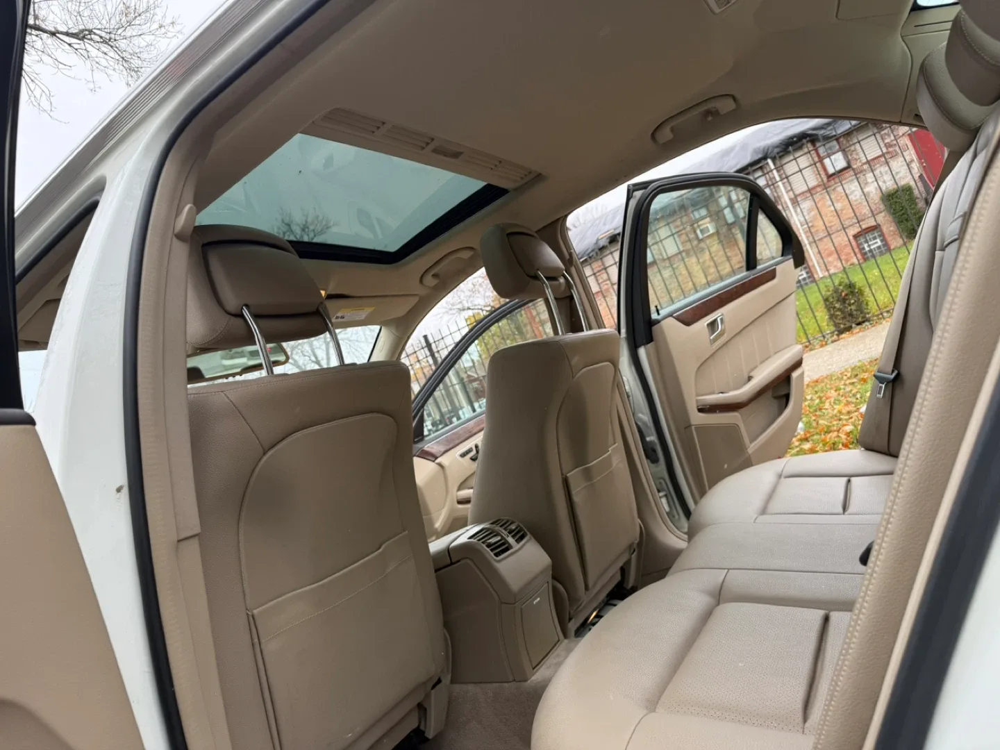 Mercedes-Benz E350 4MATIC Sedan - White 2011 image indicator(9)