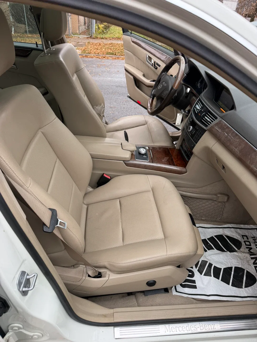 Mercedes-Benz E350 4MATIC Sedan - White 2011 image indicator(8)