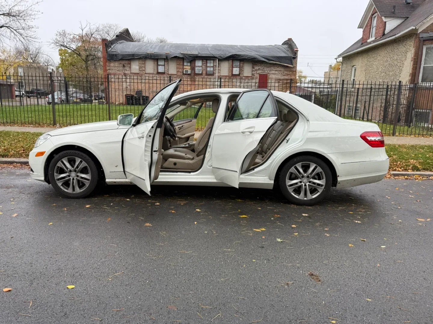 Mercedes-Benz E350 4MATIC Sedan - White 2011 image indicator(10)