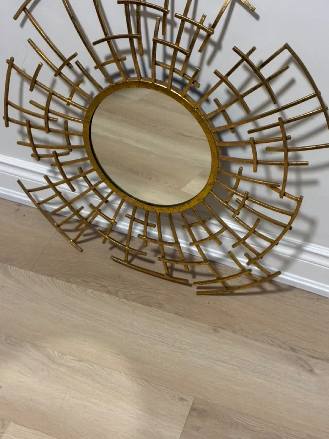 Safavieh Gold Sunburst Wall Mirror image indicator(4)