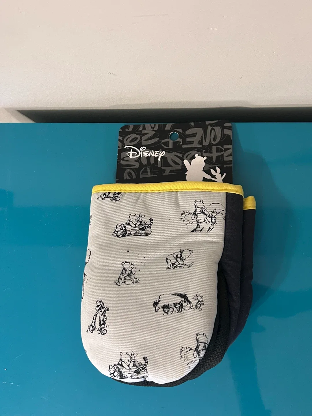 🍯 NEW Disney Winnie the Pooh Oven Mitts & Trivet image indicator(3)