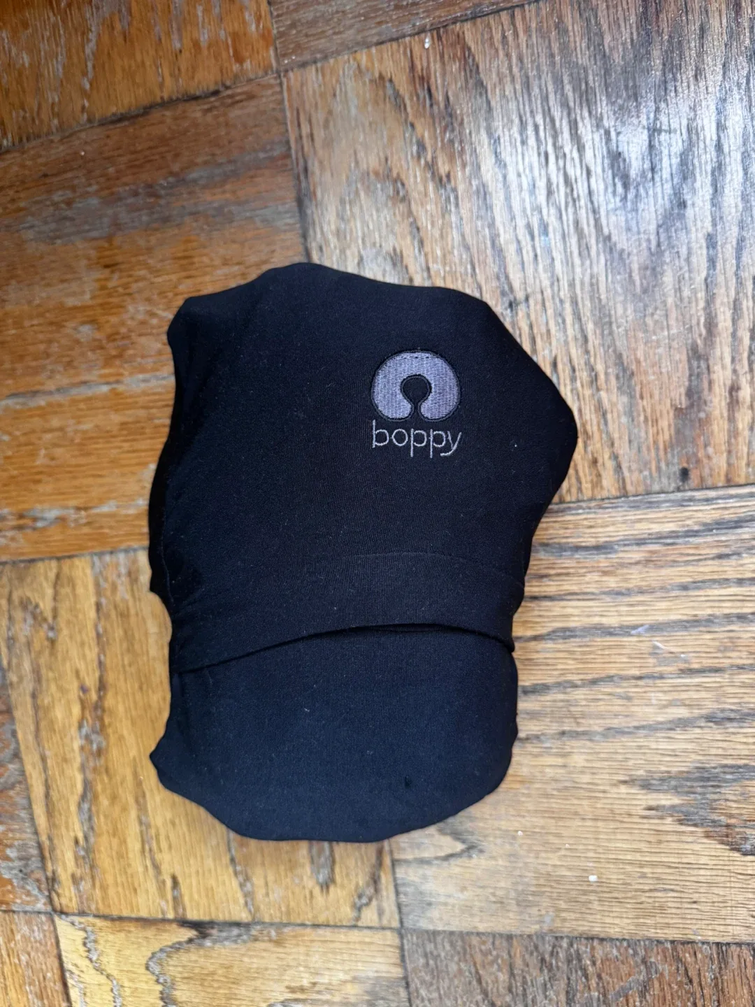 Boppy Nursing Pillow Cover & Pampers Diapers image indicator(3)