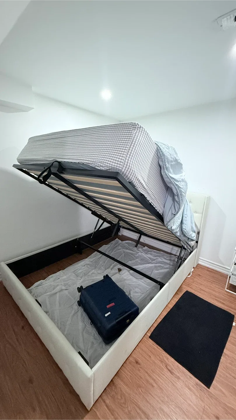 Queen size bed with mattress image indicator(4)