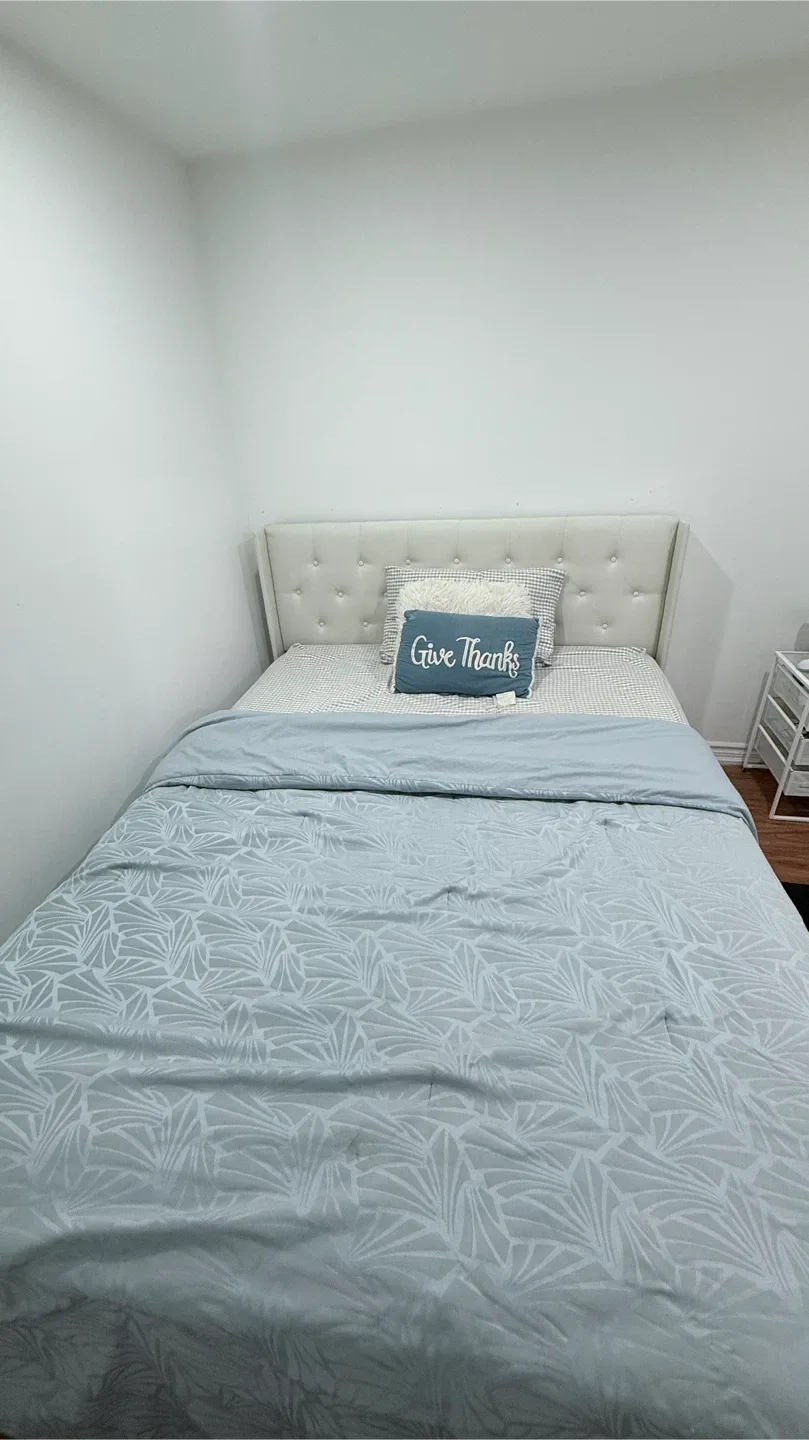 Queen size bed with mattress image indicator(2)