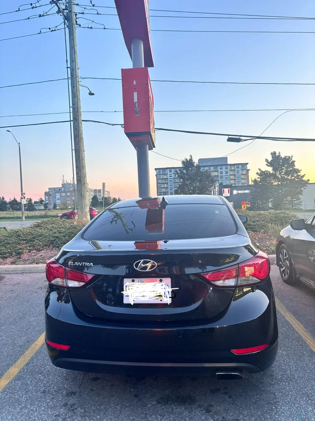 Hyundai Elantra - Black Sedan image indicator(4)