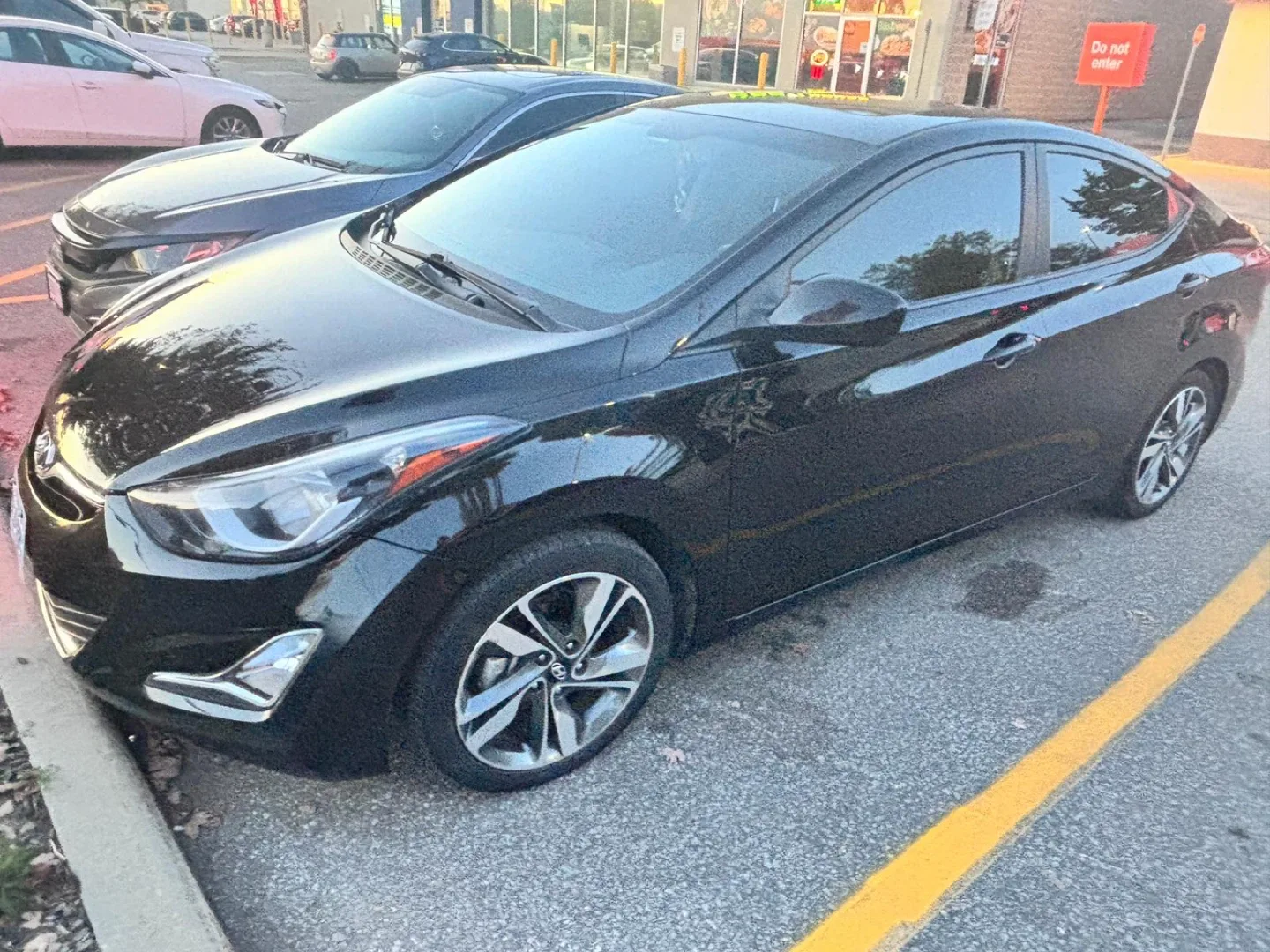 Hyundai Elantra - Black Sedan image indicator(2)