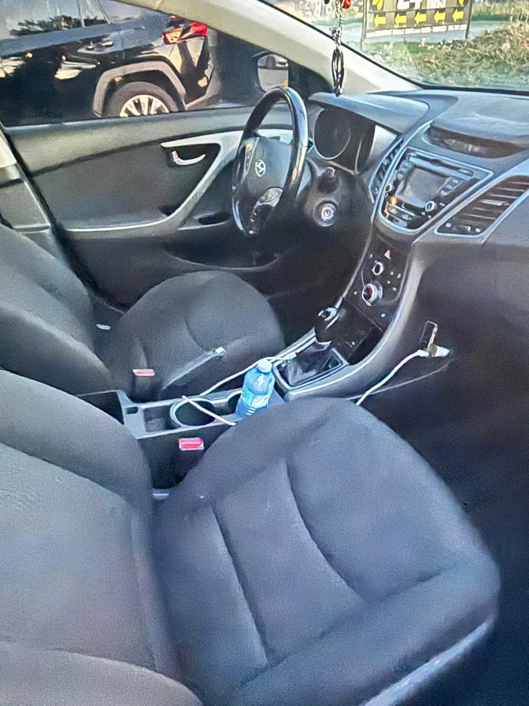 Hyundai Elantra - Black Sedan image indicator(5)