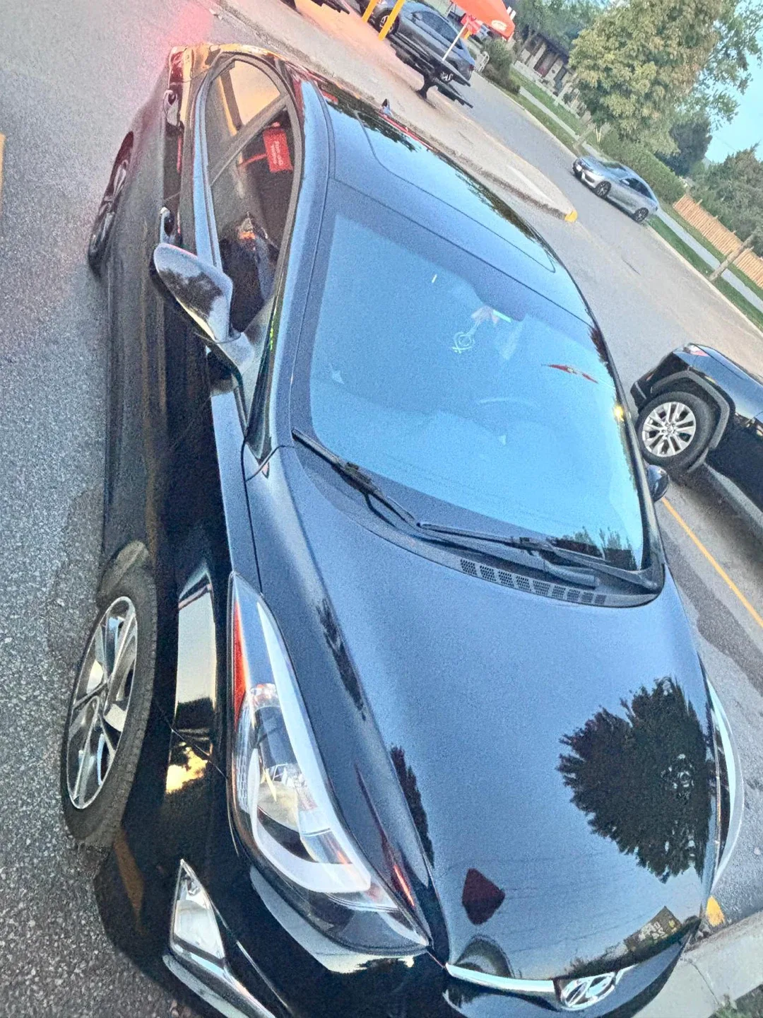 Hyundai Elantra - Black Sedan image indicator(3)