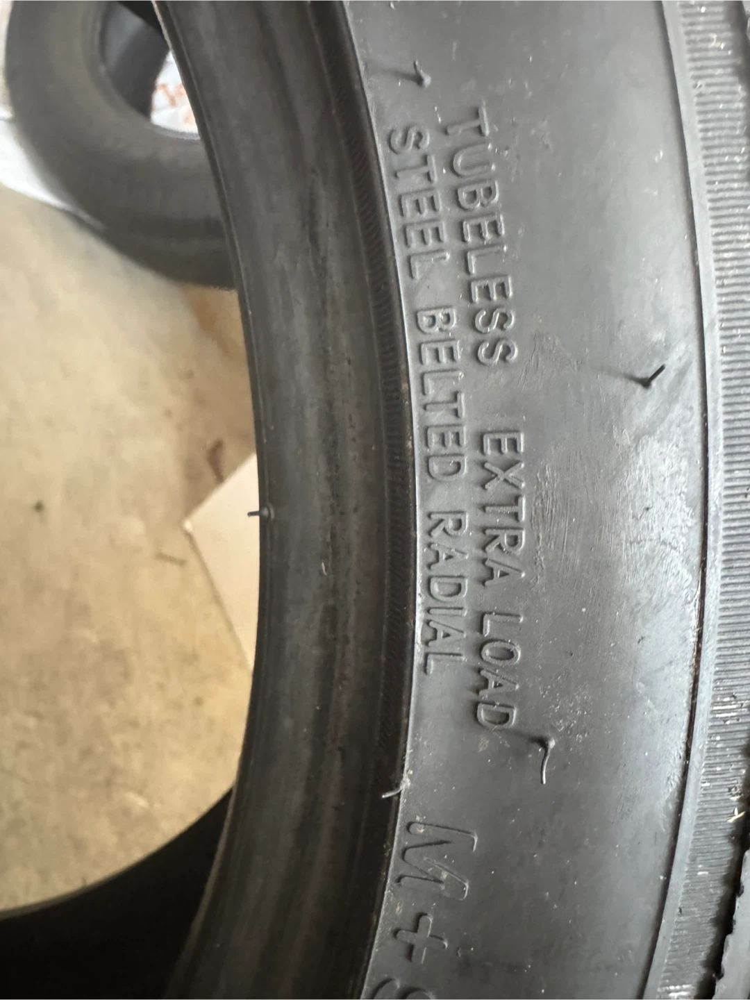 Motivo Tire 225/45ZR17 94W